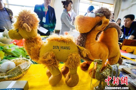 图为敦煌工艺骆驼参加评审。 王斌银 摄