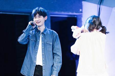 新生代演员查杰生日会新歌首唱展音乐才华|生