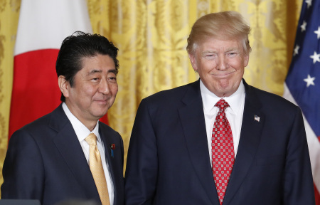 资料图:安倍与特朗普(右)