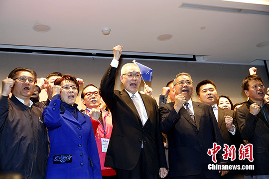 资料图：1月9日，台湾当局前副领导人、中国国民党前副主席吴敦义（中）在台北召开记者会，宣布参选中国国民党主席。 中新社记者 陈小愿 摄