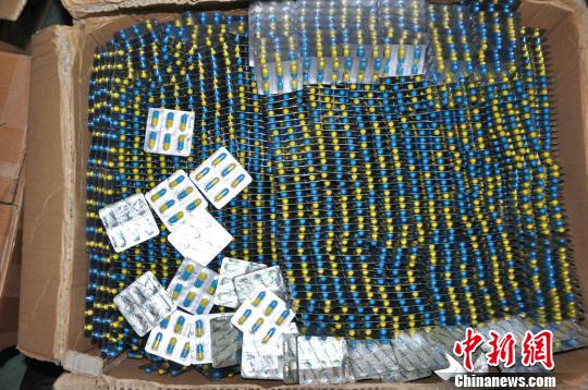 警方在广州白云区军民东路一窝点查获大量假性药、假减肥药。广州警方供图