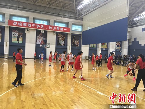 中国女篮训练中。汤琪 摄