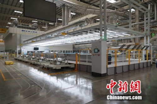 上汽通用汽车武汉分公司二期冲压车间采用业内首条自主研发的国产伺服压机线