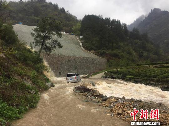 降雨导致十堰市大川镇山间河流水位突涨，一辆面包车困在水中 宋建彬 摄