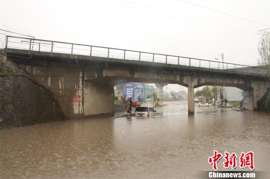 连日降雨导致湖北襄阳一涵洞积水，一辆面包车熄火待援　苏民主　摄