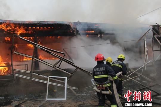 消防救援人员正在对起火房屋进行扑救 胡贵龙 摄