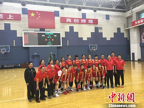 中国女篮合影。汤琪 摄
