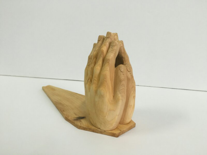 作品展示(江奥供图) 结合市场,扎根本土文化深入生活 用以崖柏木质雕刻配合佛手元素的构思设计,江奥认为,是表现人们对美好梦想的追求和过上幸福生活的祝福。 谈及这次参赛感受时,江奥认为,这是团队向外界广泛寻找合作机构的良好机会,团队将设计作品进行实体转化,并且落地,得到认可。对个人而言,更是展现自我、得到认可的平台。 和长沙地标建筑开福寺有关联,扎根湖南本土文化。湘潭大学工业设计系主任姚湘教授认为,这是开福寺合十礼印文创设计在四千余件的文创作品中脱颖而出的最大优势。 他表示,湖南文创发展