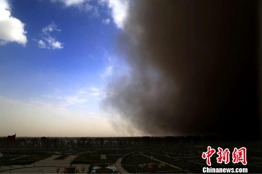 新疆兵团塔里木垦区遇强沙尘暴 白昼如黑夜(图)