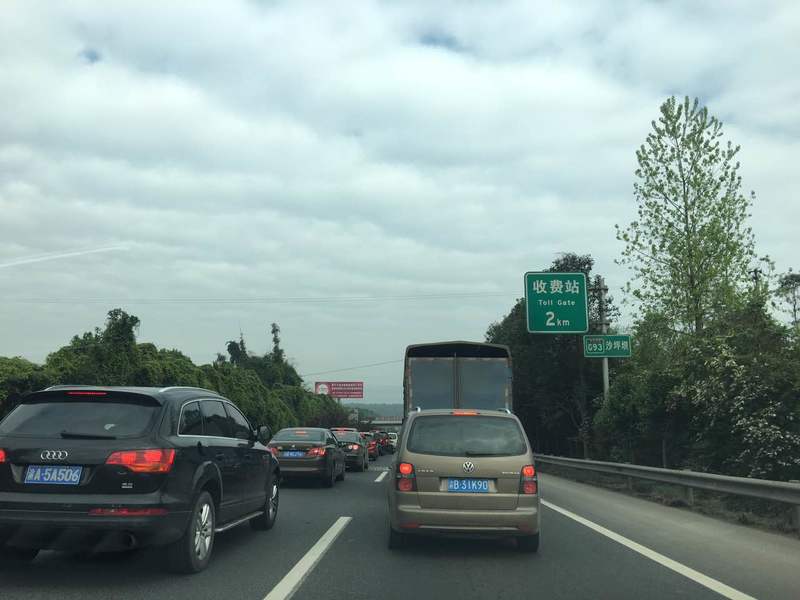 g93高速出城方向车辆侧翻 通行缓慢