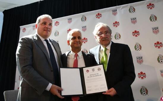 美国足协主席古拉蒂(中)、加拿大足协主席蒙塔利亚尼(左)和墨西哥足协主席德·马里亚宣布将联办世界杯。