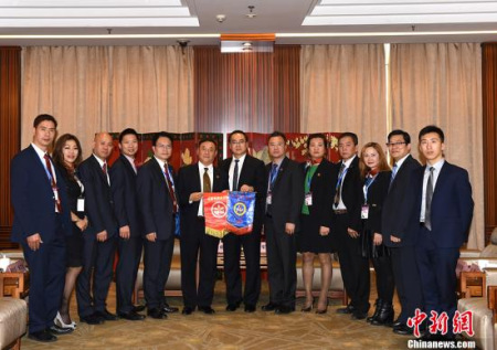 4月10日,国务院侨务办公室副主任郭军(中)在北京会见了以刘卓华为团长的美国香港总商会代表团一行。 中新社记者 张勤 摄
