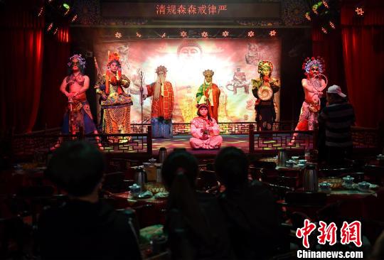 海外华文媒体高层在重庆磁器口听戏。 周毅 摄