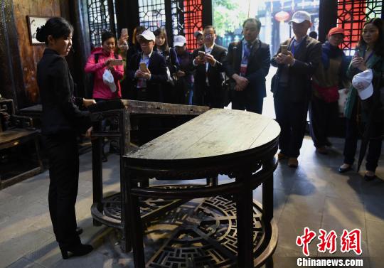 海外华文媒体高层在古镇内的参观钟家院。 周毅 摄
