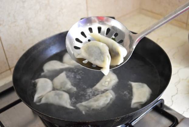 只要一个电饭锅,不煎不煮,速冻饺子秒变煎饺|饺
