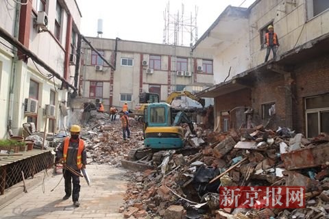 大栅栏地区韩家胡同一酒店违建正在被拆除.工人在腾退酒店用品.