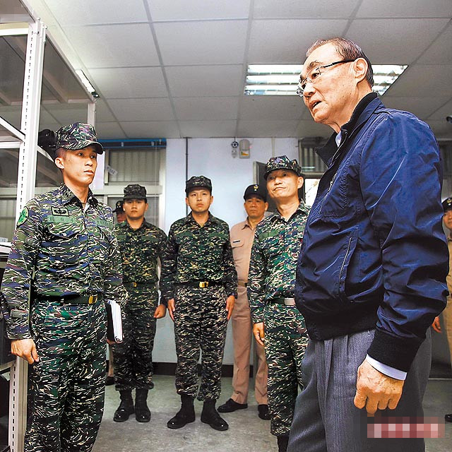  台湾防务部门负责人冯世宽（右）。（图片取自台媒）