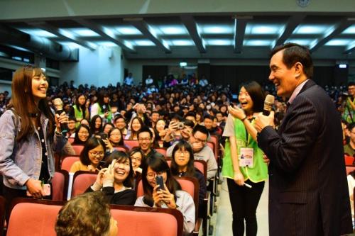 图为马英九回答学生提问 台湾联合报图