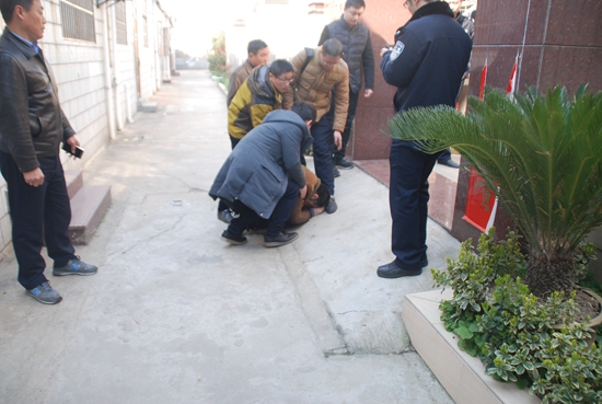 　宋成在指认犯罪现场时，跪倒在受害人家门前。