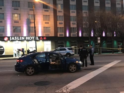 一辆深蓝色优步车,在华埠闹区被不明人士拦下并当街开枪。(美国《世界日报》记者黄惠玲/摄影)