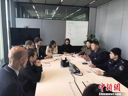 4月12日，上海地铁会同轨交公安约谈近日在轨交11号线车厢内摆桌聚餐的外籍乘客。上海轨交供图