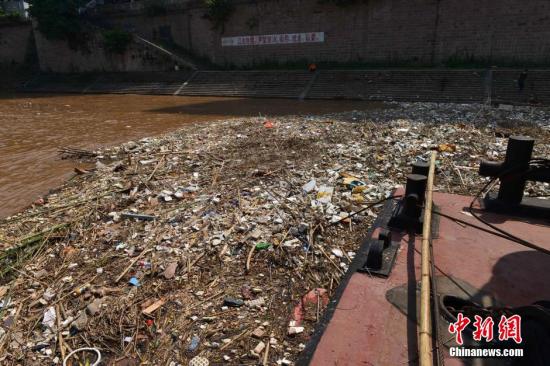 资料图:长江重庆段现大量水上垃圾。 <a target=\'_blank\' href=\'http://www.chinanews.com/\'>中新社</a>发 吉云 摄 图片来源:CNSPHOTO