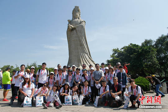 资料图：台湾青年参访湄洲妈祖祖庙时合影。 中新社记者 陈小愿 摄