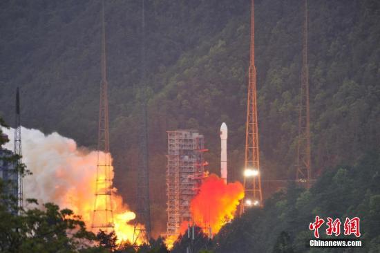 4月12日19时04分,中国西昌卫星发射中心成功发射实践十三号卫星。实践十三号卫星是中国首颗高通量通信卫星,这颗卫星首次在高轨道上应用激光通信和电推进等技术,通信总容量达20G以上,超过我国此前所有通信卫星容量的总和。 叶乐峰 摄