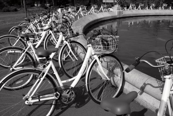 2010年格拉斯哥国际视觉艺术节，为纪念白色单车计划举行的无桩共享单车活动。
