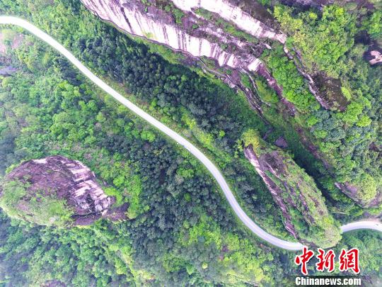 4月12日,江西省龙虎山排衙峰苍翠怡人。 王剑 摄