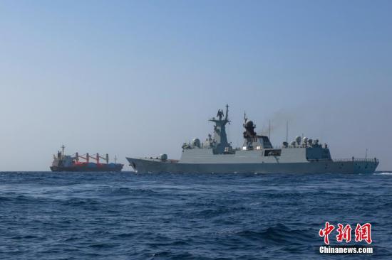 当地时间4月11日，中国海军第25批护航编队玉林舰，将此前被武力营救的图瓦卢籍OS35号货船护送至也门亚丁港附近的安全海域。中新社发 李维 摄