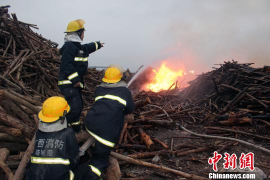 消防官兵在现场救援。 何光倍 摄