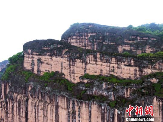排衙峰长约2公里,最高峰267.5米,由多组山峰连接而成,是长期受水流冲刷侵蚀而形成的峰丛类景观。 王剑 摄