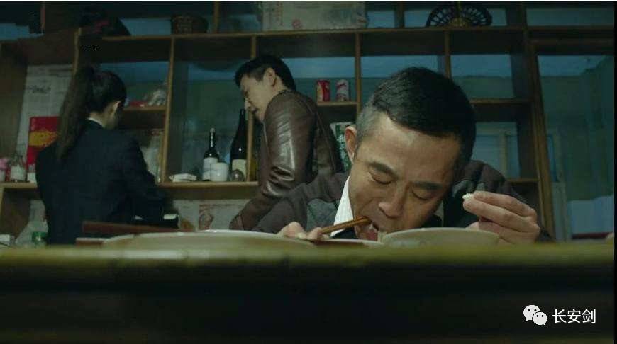(图:侯亮平等人在赵德汉家中搜查)