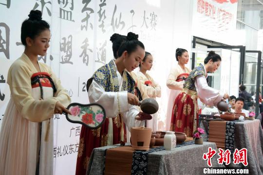 茶艺师在开幕式上进行茶艺表演。 蒋雪林 摄