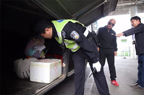 民警对进京大巴车的行李箱进行检查。新京报记者 尹亚飞 摄