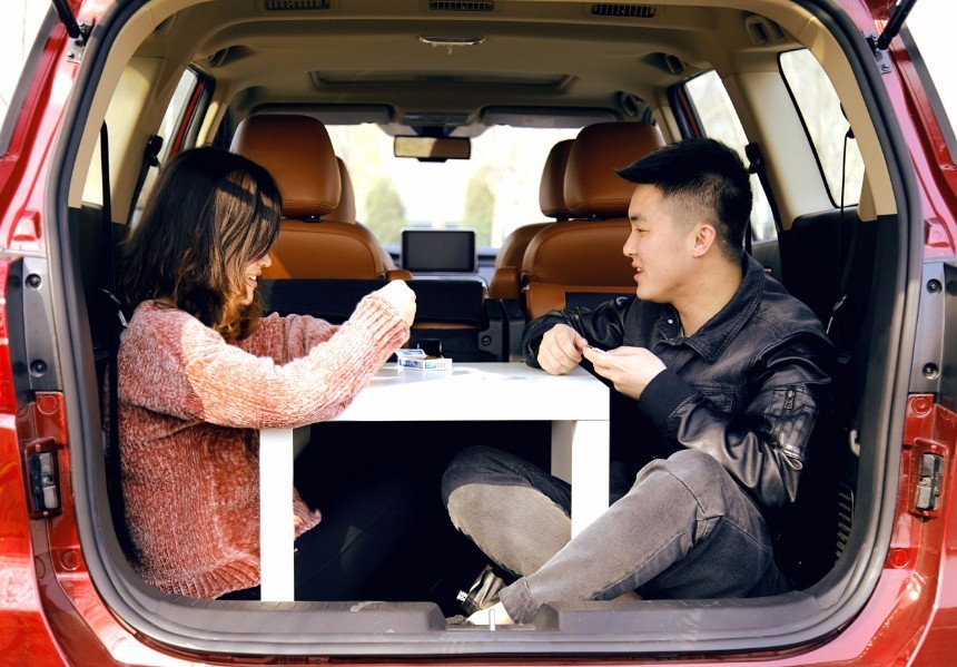 在车里搞点小事情,没一台7座MPV还真不行