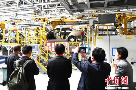 海外华文媒体一行探访龙泉驿一汽大众成都分公司。 安源 摄