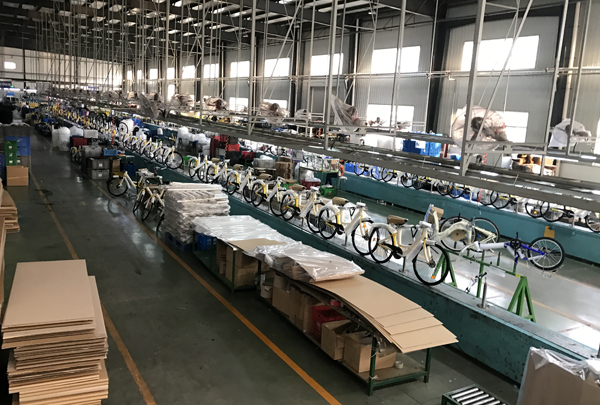 天津飞鸽自行车厂生产线上等待下线的共享单车。澎湃新闻记者 张炎良 图