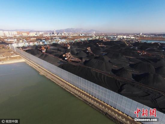 资料图 秦皇岛港煤炭装卸作业区域。图片来源：视觉中国