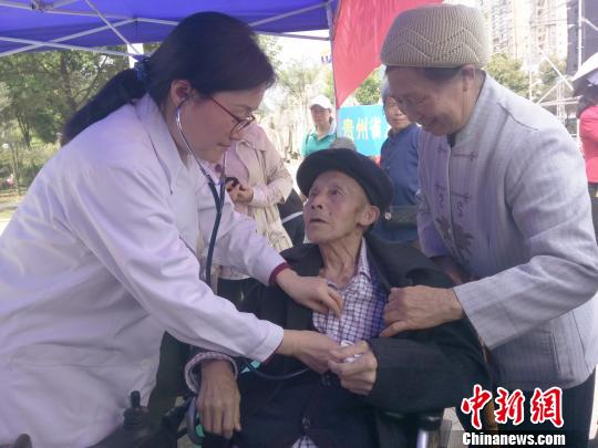 贵州省人民医院医生张萍为徐应权老人检查 周燕玲 摄