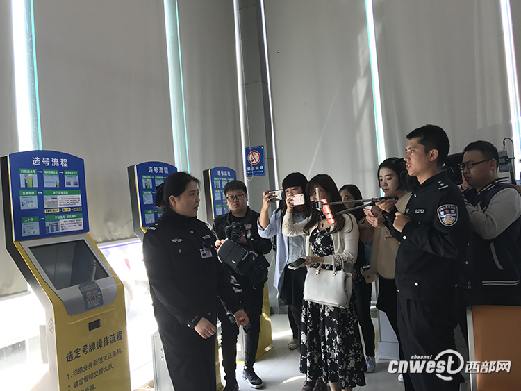 西安交警网络直播车管业务 人气火爆获近万点