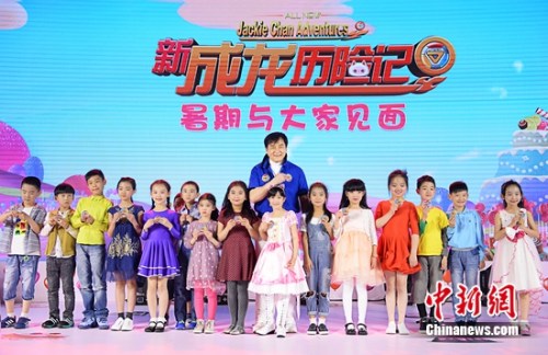 成龙和小朋友合影