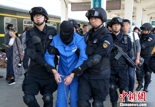 警方将毒贩押解回兰州。 钟欣 摄