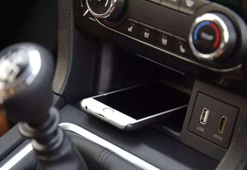 在车里搞点小事情,没一台7座MPV还真不行