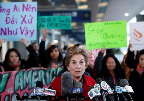 芝加哥民众在奥黑尔国际机场举行示威，抗议美联航暴力驱逐乘客下机。
