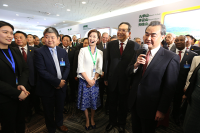 为佳佳点赞!王毅部长对话中国科大机器人|王