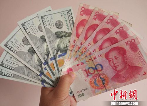 资料图:人民币和美元。中新网记者 李金磊 摄
