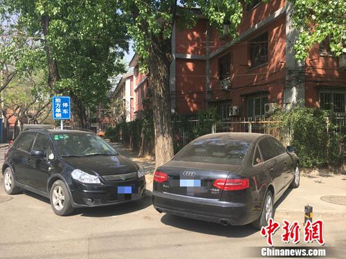 4月13日，北京一小汽车大半截车身停上人行道。汤琪 摄