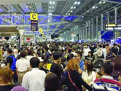 4月11日，曼谷素瓦那普国际机场大量乘客滞留。